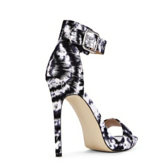 🔥🔥JustFab "Claire" Sandals in Black and White - Picture 3 of 5